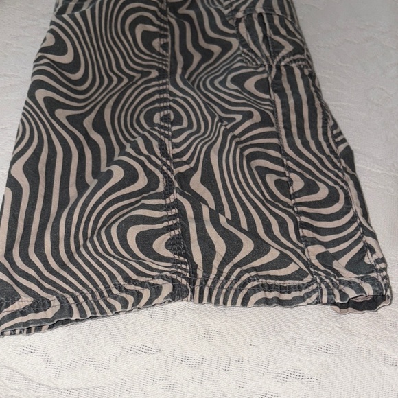 Gently loved Black and Beige Patterned Y2K Cargo pants by Urban Outfitters BDG - Picture 4 of 11